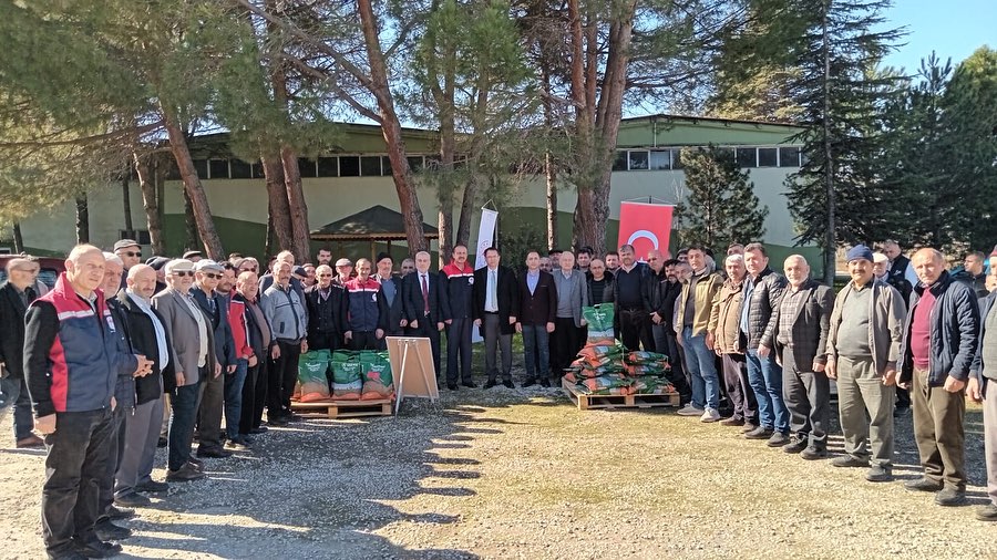 Kaymakamımız Yonca Tohumu Dağıtımı Etkinliğine Katıldı
